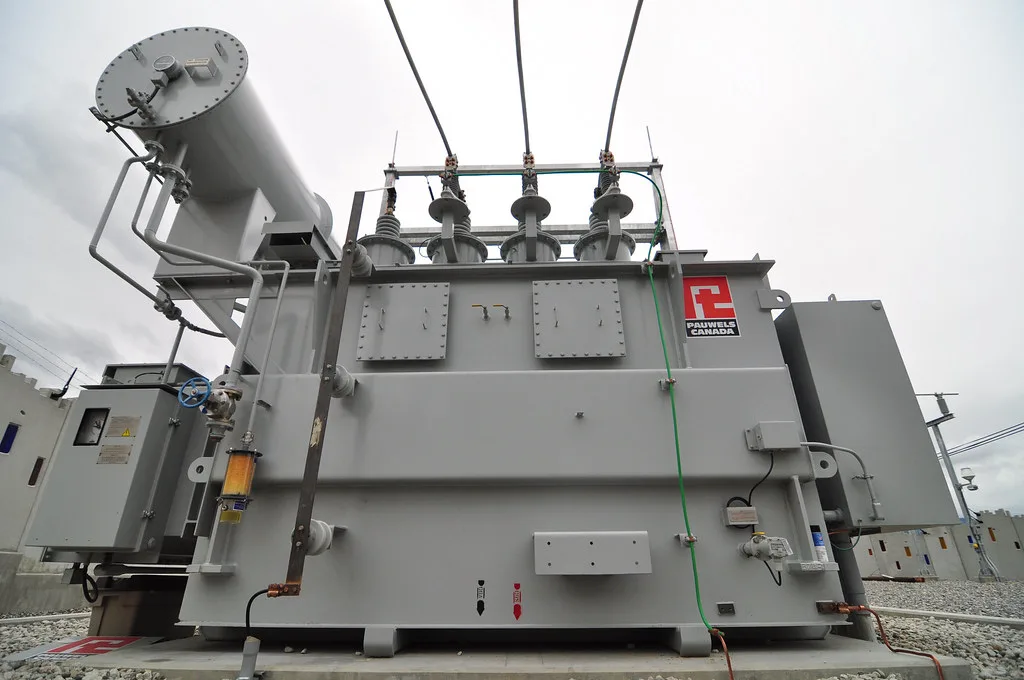 變電站內高壓電力變壓器，可見上方儲油櫃